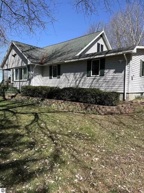 5268 N Pendell Rd, Alma, MI 48801