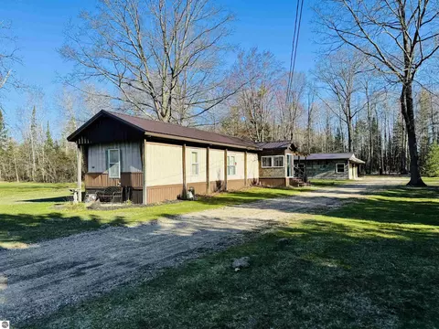 172 Arbutus Ave, Cadillac, MI 49601