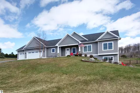7848 Mapleleaf Dr, Traverse City, MI 49684