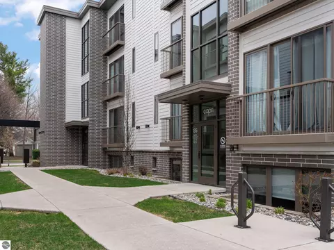 135 Eighth St #3, Traverse City, MI 49684
