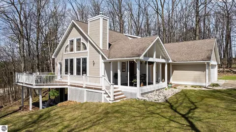 2205 N Birch Le Dr, Lake Leelanau, MI 49653