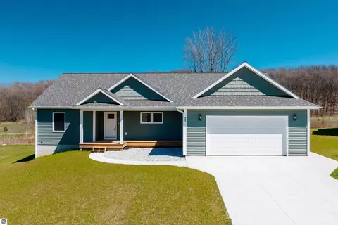 898 Coyote Ln, Traverse City, MI 49696