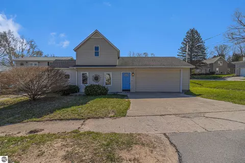 323 Benzie Ct, Beulah, MI 49617