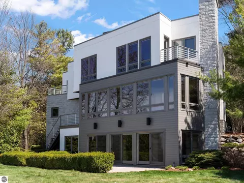 6801 Peninsula Dr, Traverse City, MI 49686