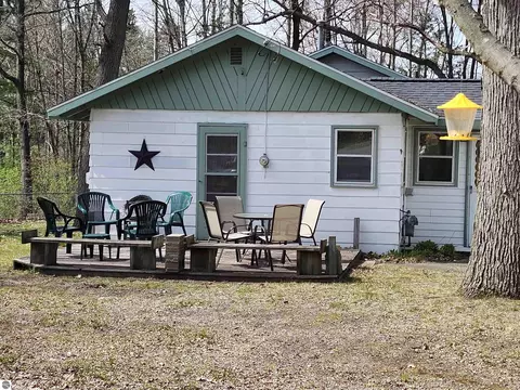 9029 Trails End Rd, Lake, MI 48632