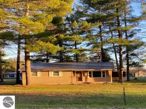 846 E Dresden St, Kalkaska, MI 49646