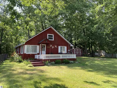 2421 Oakwood Ave, Lupton, MI 48635