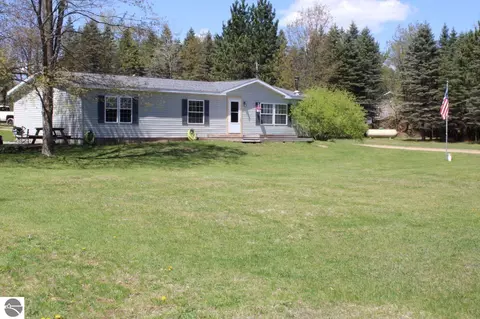 4450 SE Horseshoe Dr, Kalkaska, MI 49646