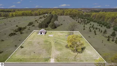 4421 N 3 12 Rd, Mesick, MI 49668