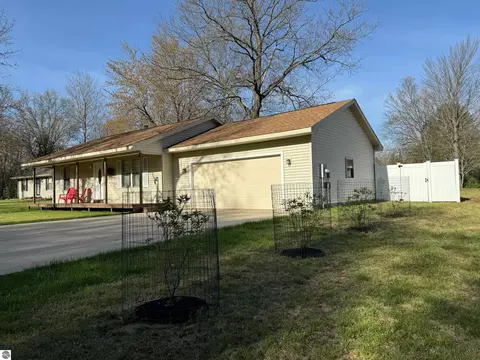 134 Meadow Ln, Prudenville, MI 48651