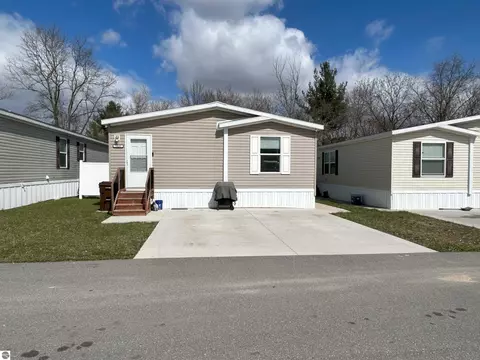 1035 Pebble Crk, Mount Pleasant, MI 48858