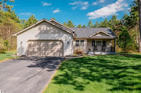 8224 Mapleleaf Dr, Traverse City, MI 49684
