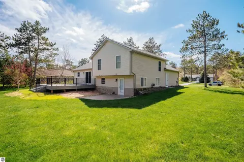 8224 Mapleleaf Dr, Traverse City, MI 49684 photo 5