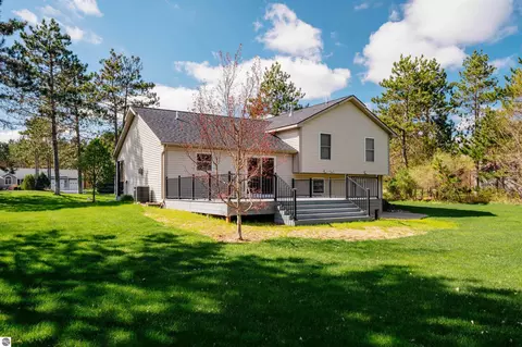8224 Mapleleaf Dr, Traverse City, MI 49684 photo 4