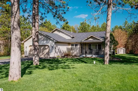 8224 Mapleleaf Dr, Traverse City, MI 49684 photo 2