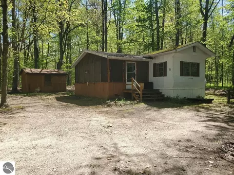 7805 Arrowhead Dr, Weidman, MI 48893