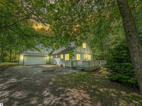 210 Radcliff Dr, Houghton Lake, MI 48629