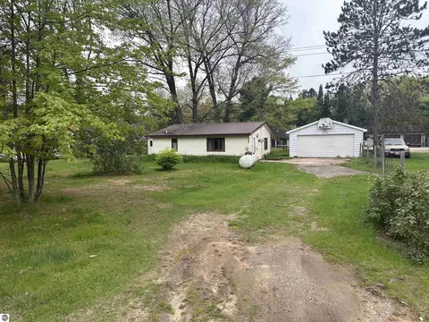 537 W Shingle Lake Dr, Lake, MI 48632