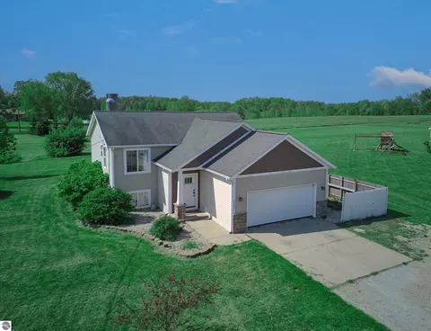 2030 W 140th Ave, Grant, MI 49327