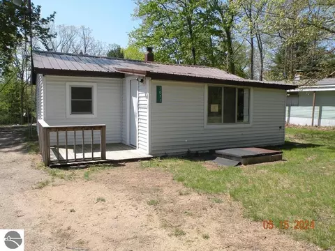 1071 Pocahontas, Harrison, MI 48625