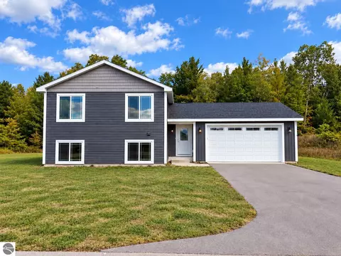 4860 Meadowlark Ln, Traverse City, MI 49685