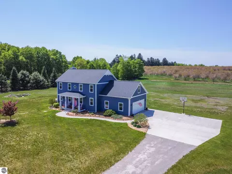 6308 S Grapevine Trl, Suttons Bay, MI 49682