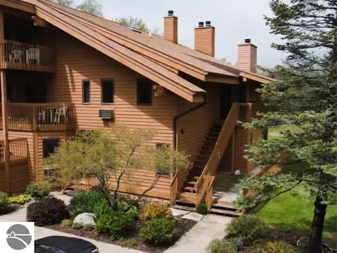 6658 Schuss Mountain Ln, Bellaire, MI 49615