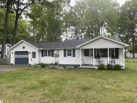 125 Mcdonald Dr, Houghton Lake, MI 48629