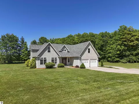 430 Powell Dr, Cadillac, MI 49601