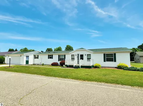7676 Countryside Dr, Saint Louis, MI 48880