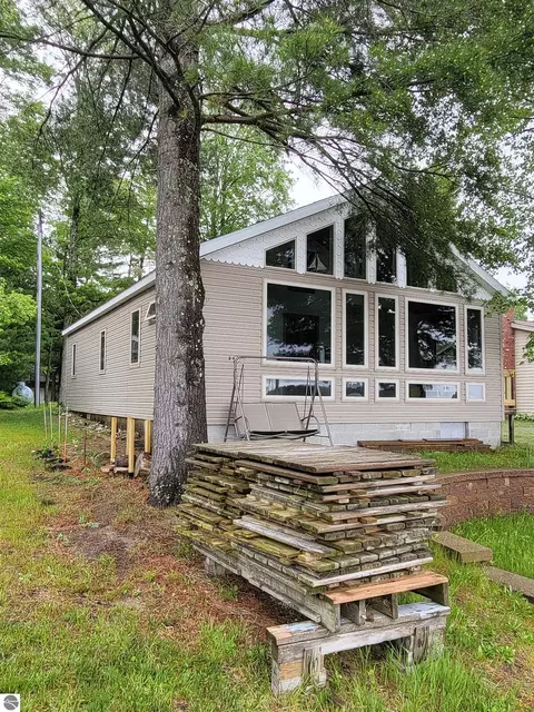 50755076 Kokosing Rd, Hale, MI 48739