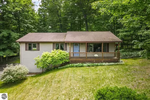 7806 E Woodside Ct, Traverse City, MI 49684