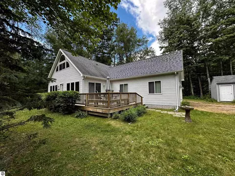 6300 Woodland Dr, Lake, MI 48632