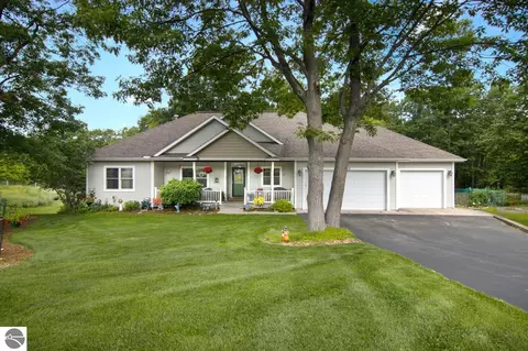 3607 Yorkshire Dr, Traverse City, MI 49686