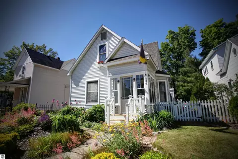 536 W Eleventh St, Traverse City, MI 49684