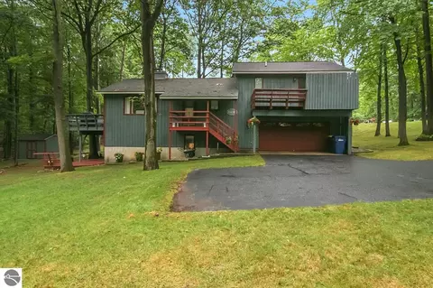 534 W Oak Ridge Dr, Traverse City, MI 49686