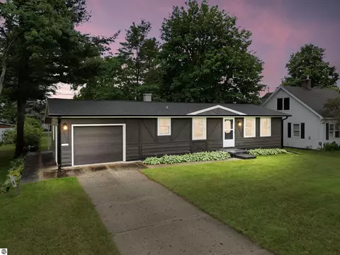 715 Chestnut St, Cadillac, MI 49601