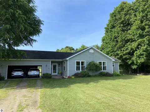 2260 E Pleasant Valley Rd, Shepherd, MI 48883