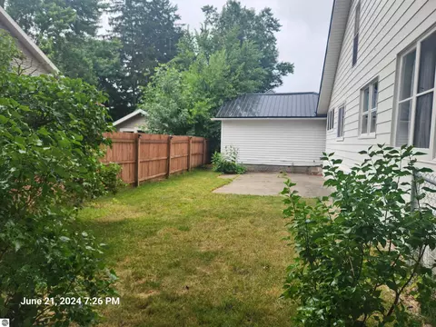 907 Beech St, Clare, MI 48617 photo 4