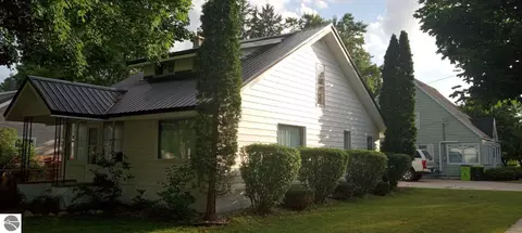 907 Beech St, Clare, MI 48617 photo 2