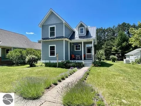 11868 S Ontario St, Empire, MI 49630