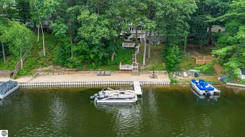 7670 Five Lakes Dr, Farwell, MI 48622