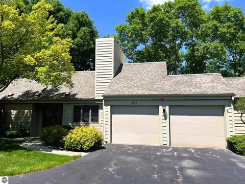 6323 Golf Lakes Ct #D, Bay City, MI 48706
