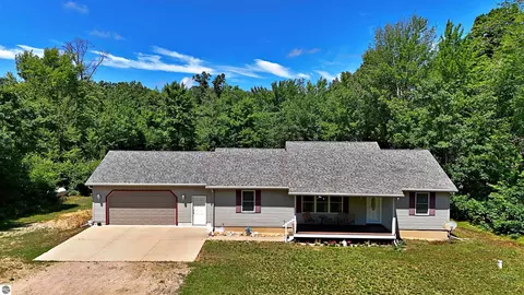 10416 W Kelly Rd, Lake City, MI 49651