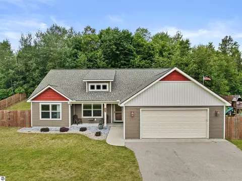 4641 Birdie Ln, Traverse City, MI 49685