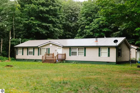 12727 Cinder Rd, Beulah, MI 49617