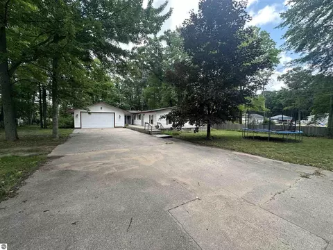 2185 Oakridge Dr, Farwell, MI 48622