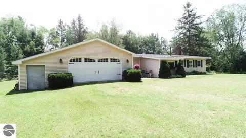 2045 S 17 Rd, Harrietta, MI 49638