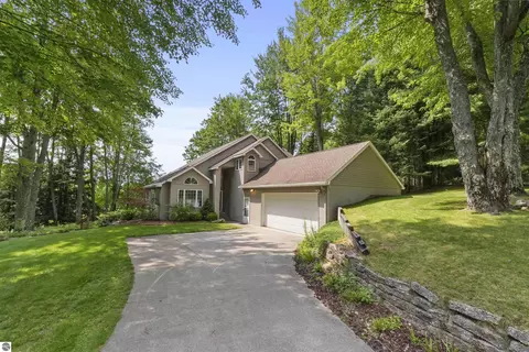 125 Birchwood Ln, Cadillac, MI 49601