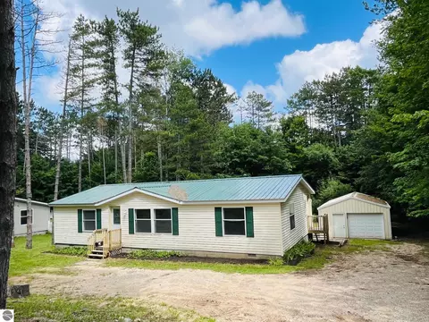 8281 Independence Ave, Cadillac, MI 49601